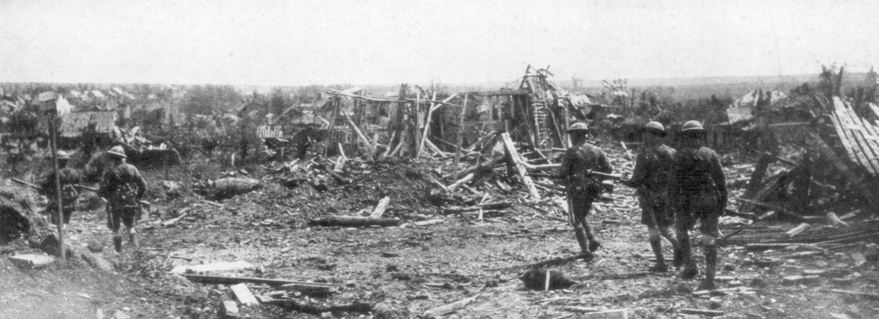Britiske soldater udforsker ruinerne af Albert, Somme, Frankrig, 22. august 1918 af Unbekannt