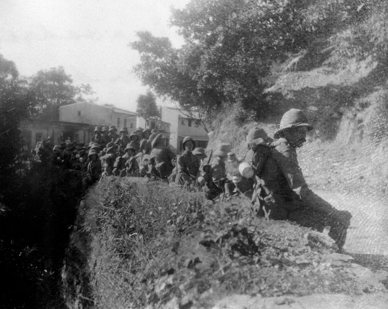 Britiske soldater hviler på en rutemarch mellem kalsi og Chakrata, Indien, 1917 af Unbekannt