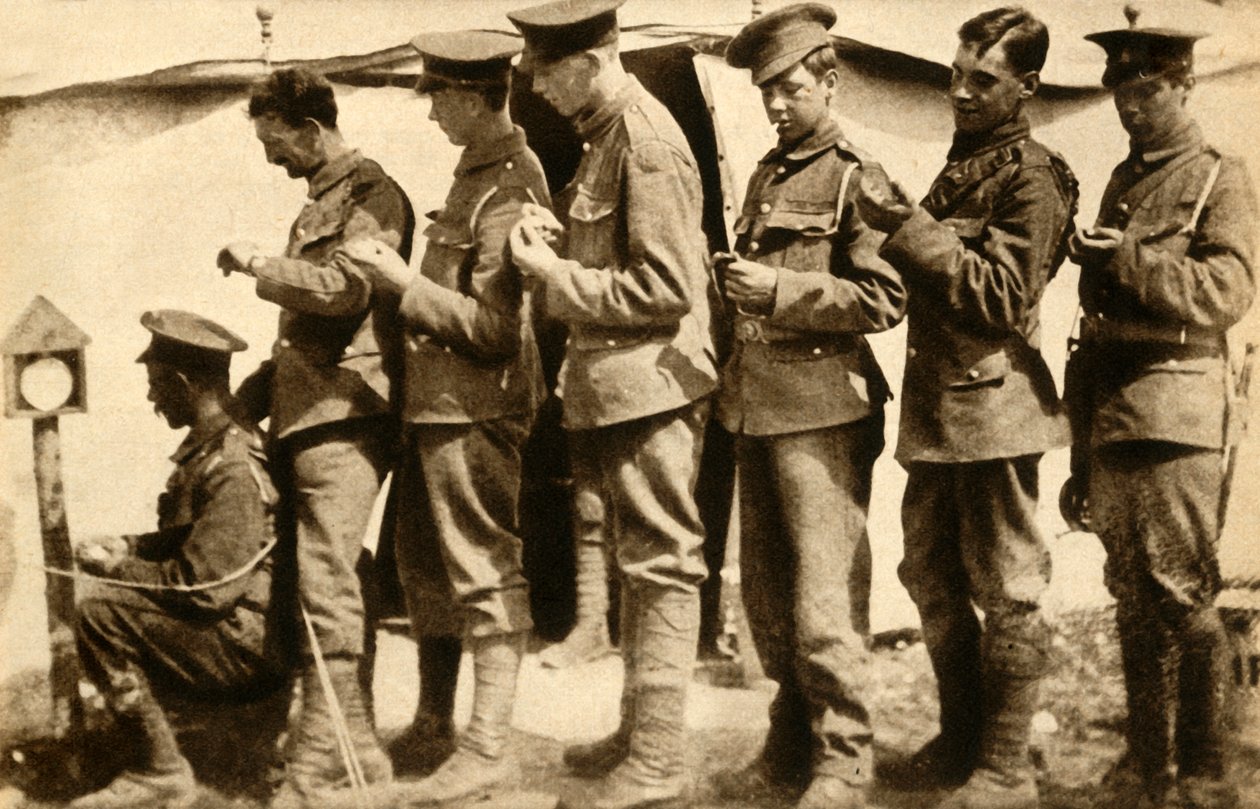 Britiske soldater synkroniserer deres ure på frontlinjen, Første Verdenskrig, 1914-1918, 1933. af Unbekannt