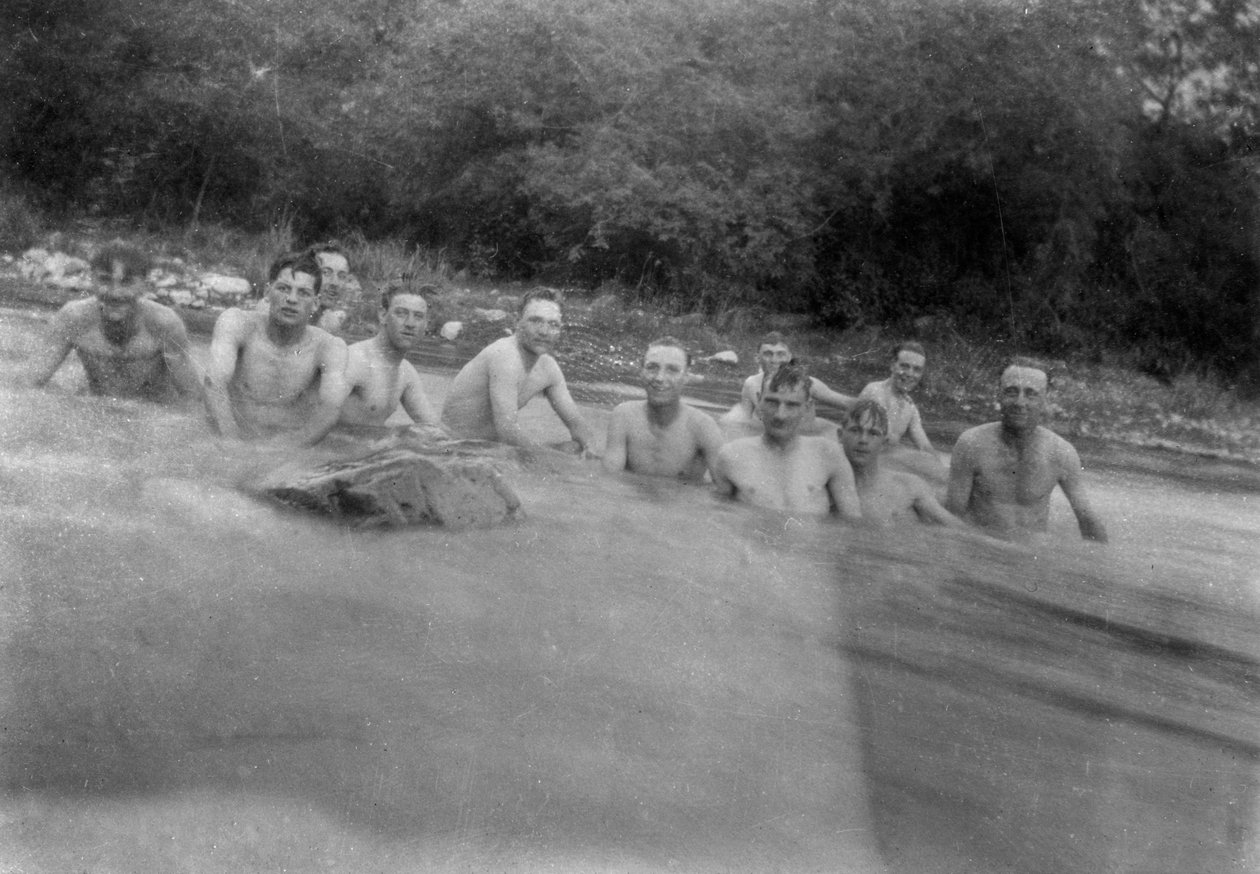 Britiske soldater vasker sig i en bjergstrøm, Kalsi, Indien, 1917 af Unbekannt