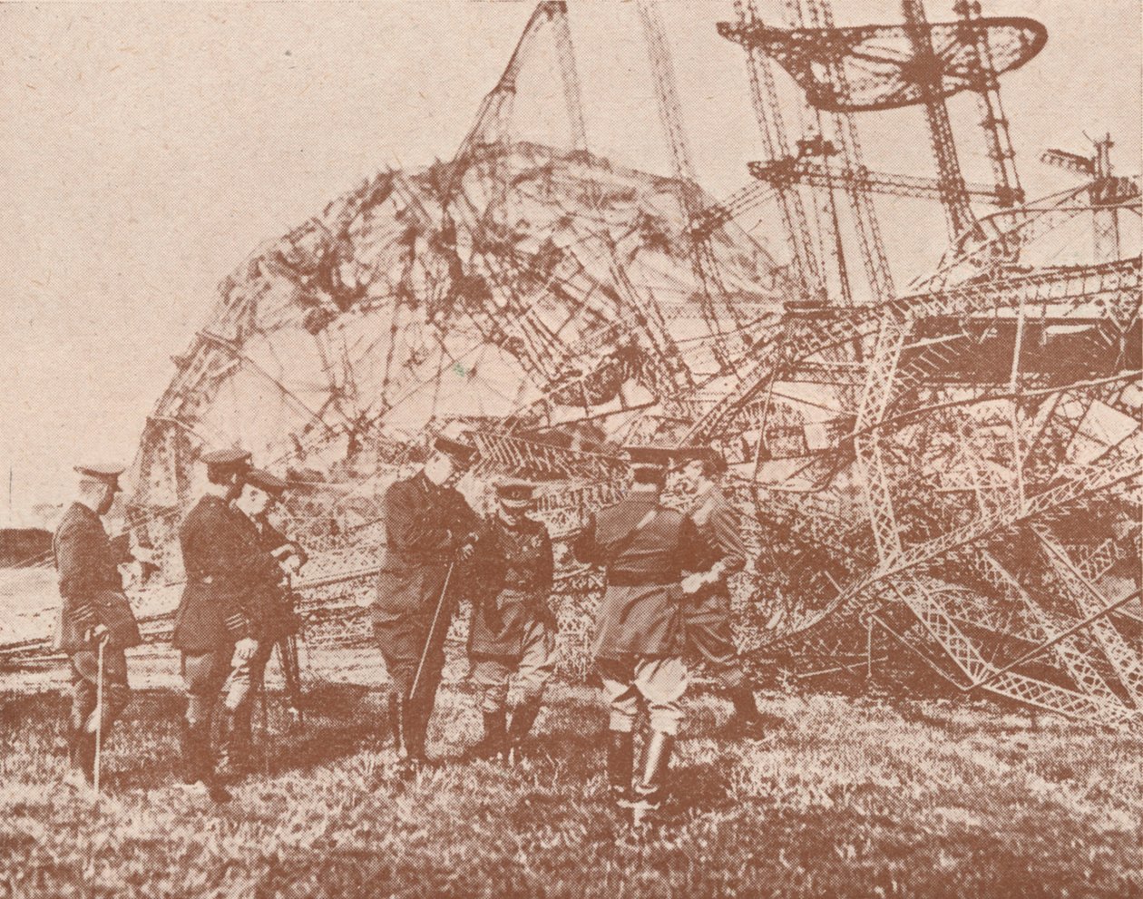 Britiske stabsofficerer undersøger vraget af en Zeppelin nedbragt i England, c1917 1919 af Unbekannt