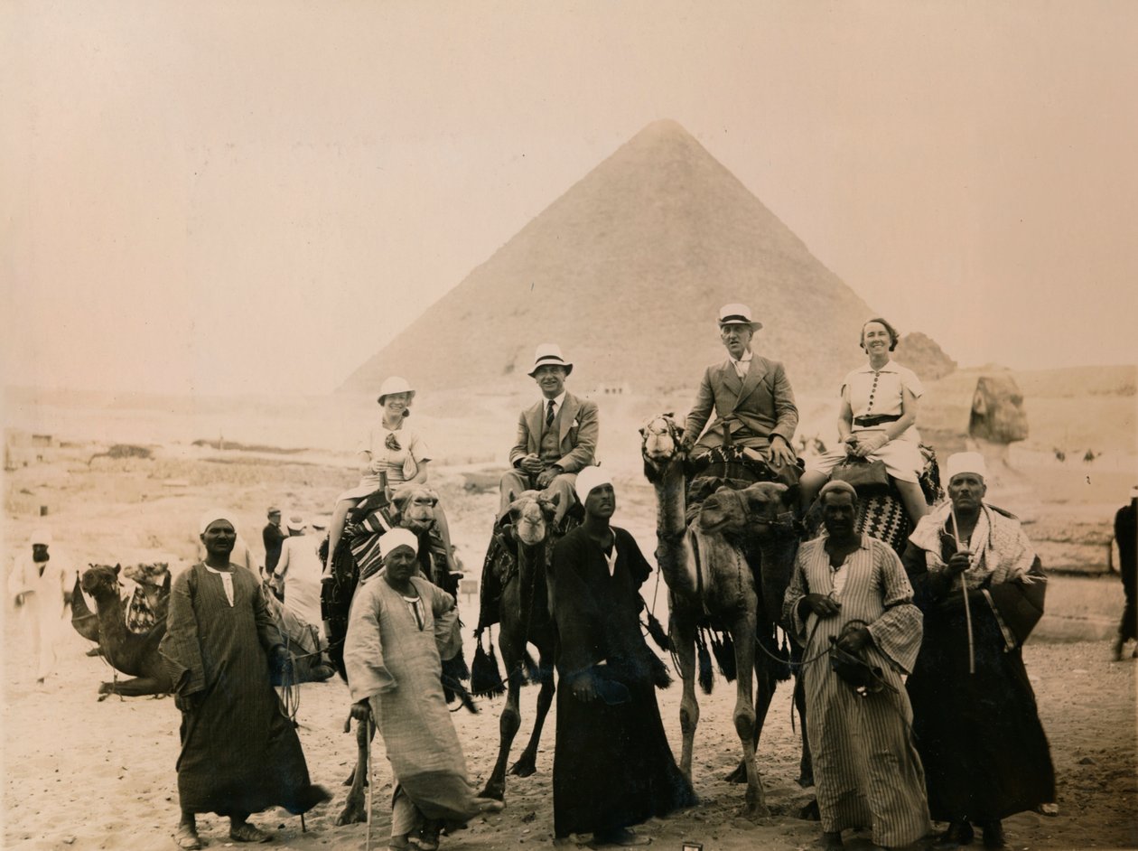 Britiske turister sad på kameler foran Den Store Pyramide, Giza, Egypten, 1936 af Unbekannt