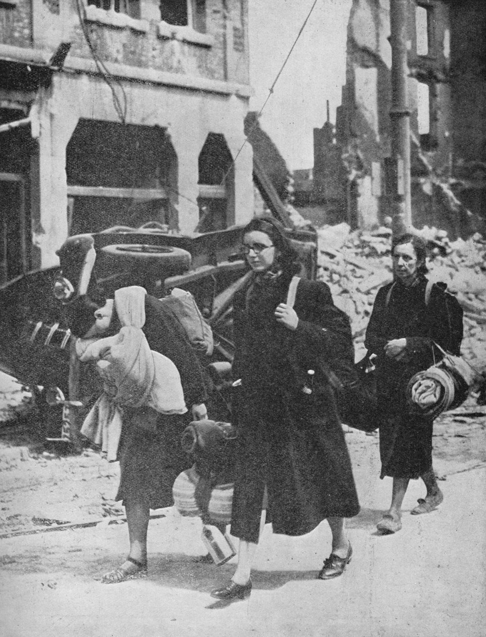 Britiske tropper holder ud i Louvain, da flygtninge forlader byen, 1940, 1940 af Unbekannt