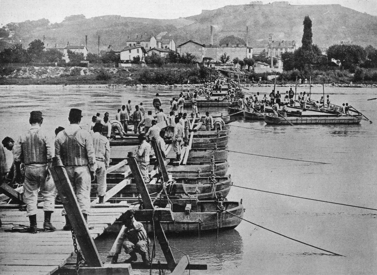 Bygning af en pontonbro over en fransk å, 1915 af Unbekannt