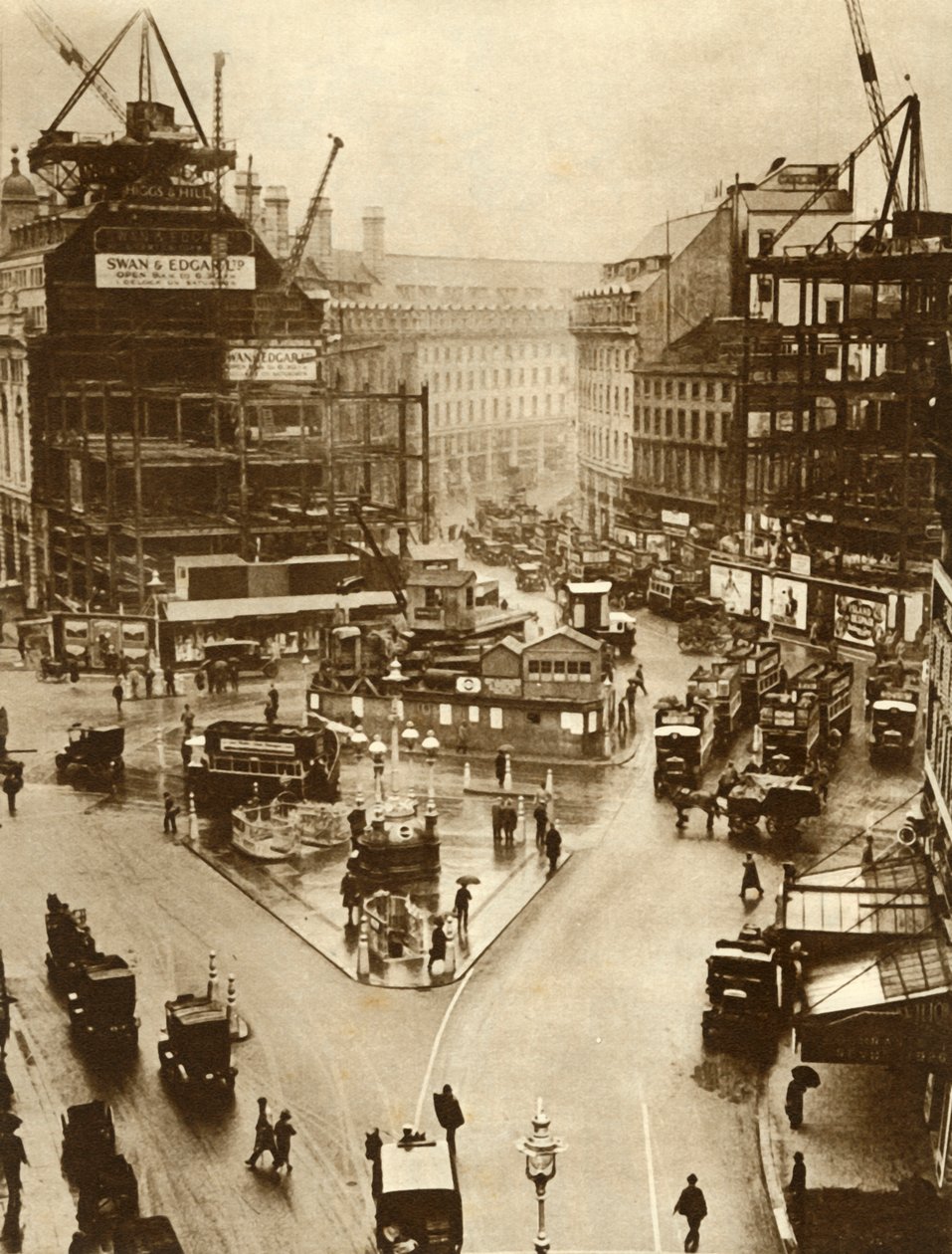 Byggearbejde på Piccadilly Circus i London, 1926, 1935. af Unbekannt