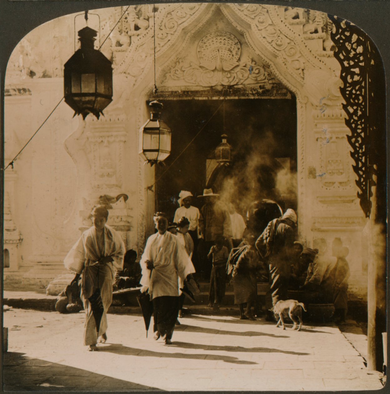 Burmesiske damer på vej til basaren, Mandalay, Burma, 1907 af Unbekannt