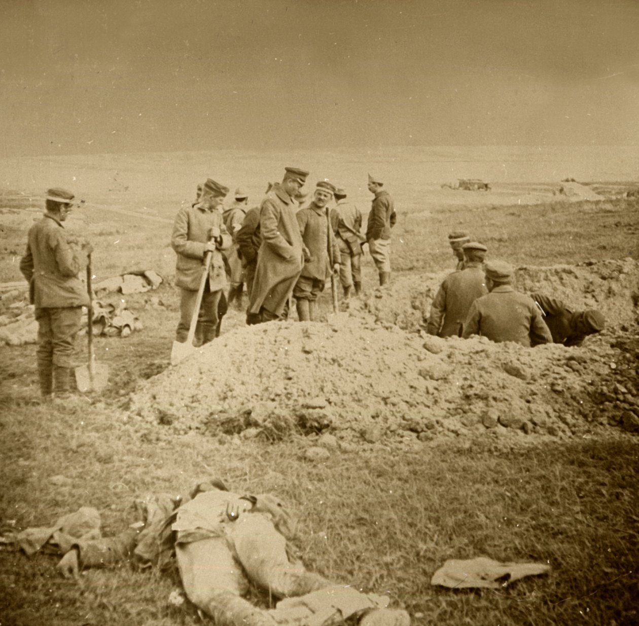 Begravelse af lig, Sainte-Marie-à-Py, Nordfrankrig, c1914-c1918. af Unbekannt