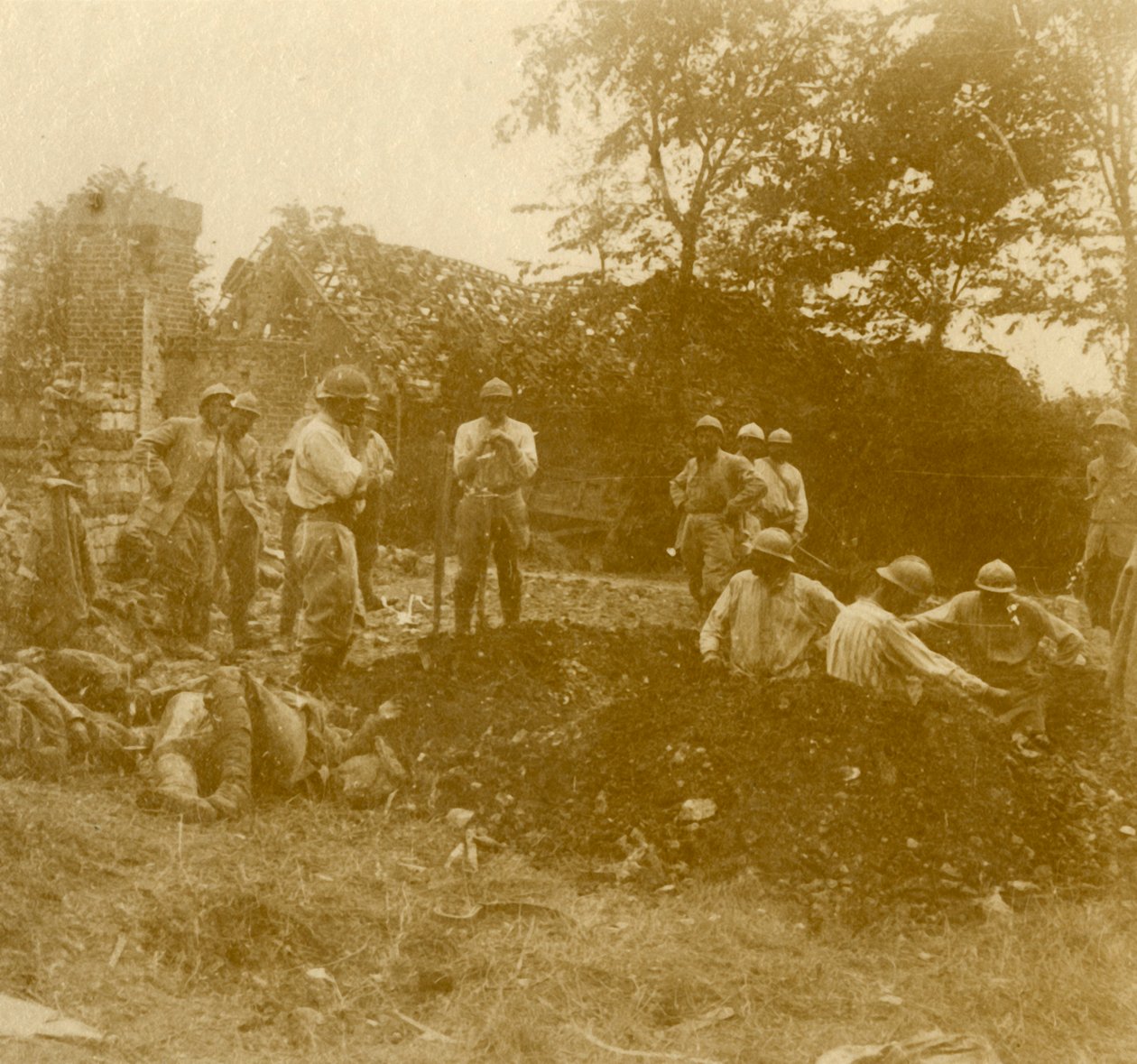 Begravelse af de døde, c1914-c1918 af Unbekannt