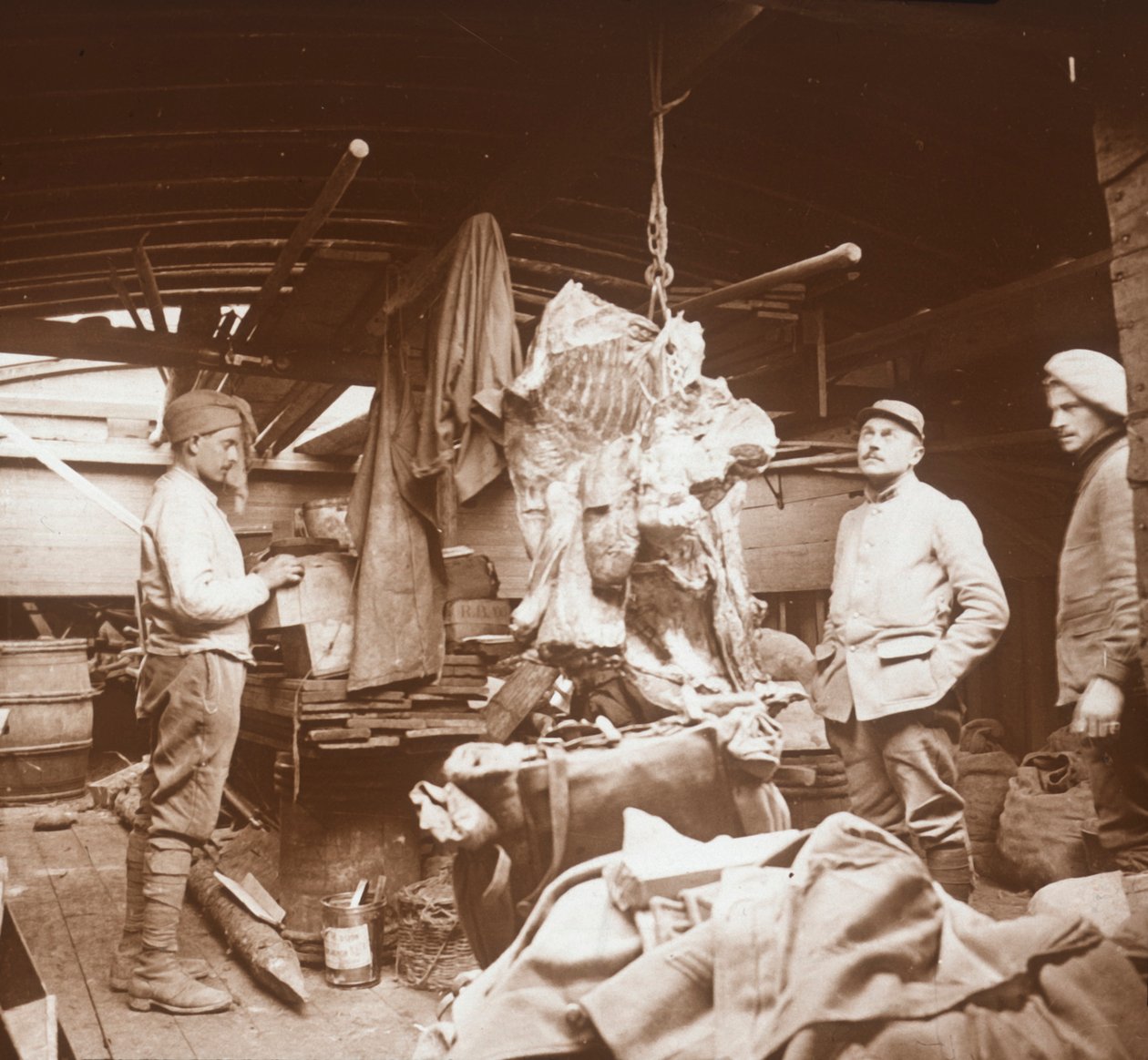 Slagtere på en pram, Somme, Nordfrankrig, c1914-c1918 af Unbekannt