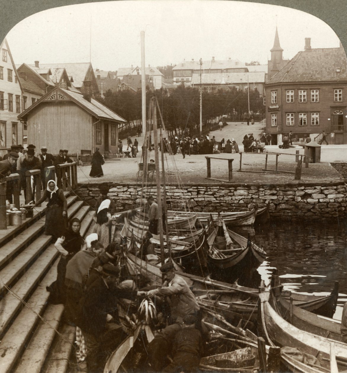 Køb af fisk i en travl arktisk handelshavn, Tromsø 69° 38 N. Lat., Nordnorge, 1902. af Unbekannt