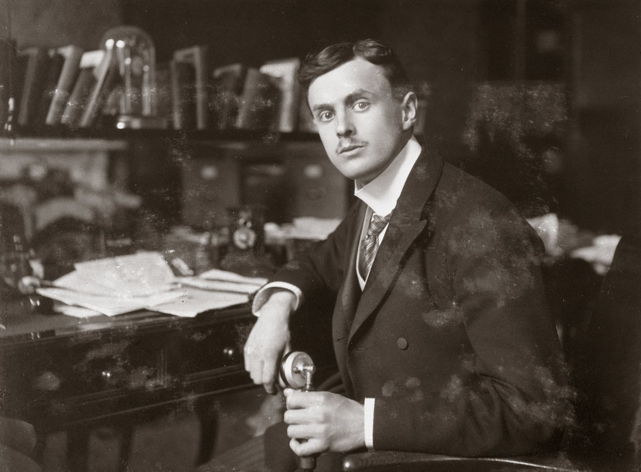 C S Rolls sidder ved sit skrivebord, c 1902 af Unbekannt