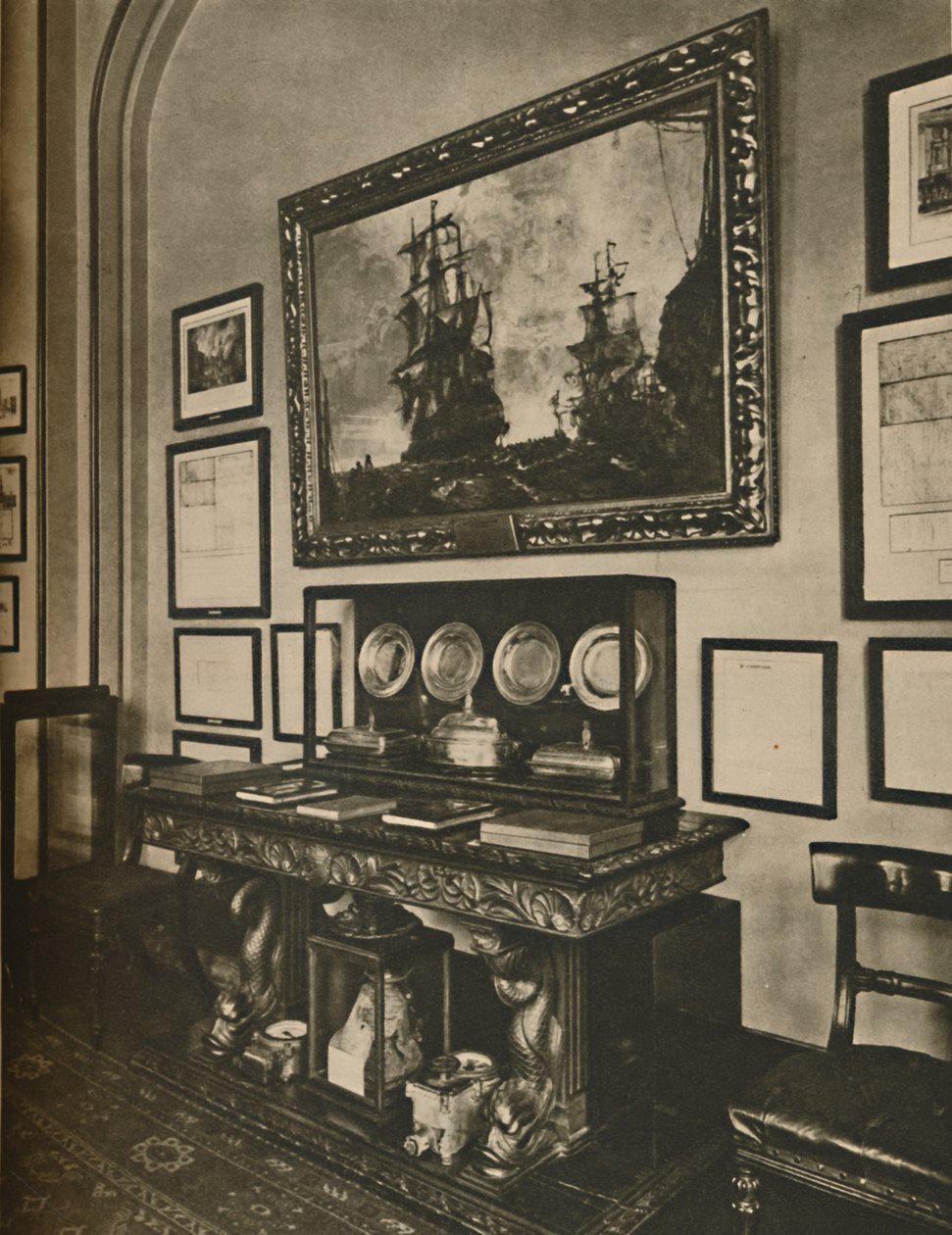 Cabinet of Nelson Relics i Lloyds Committee Room, c1935. af Unbekannt