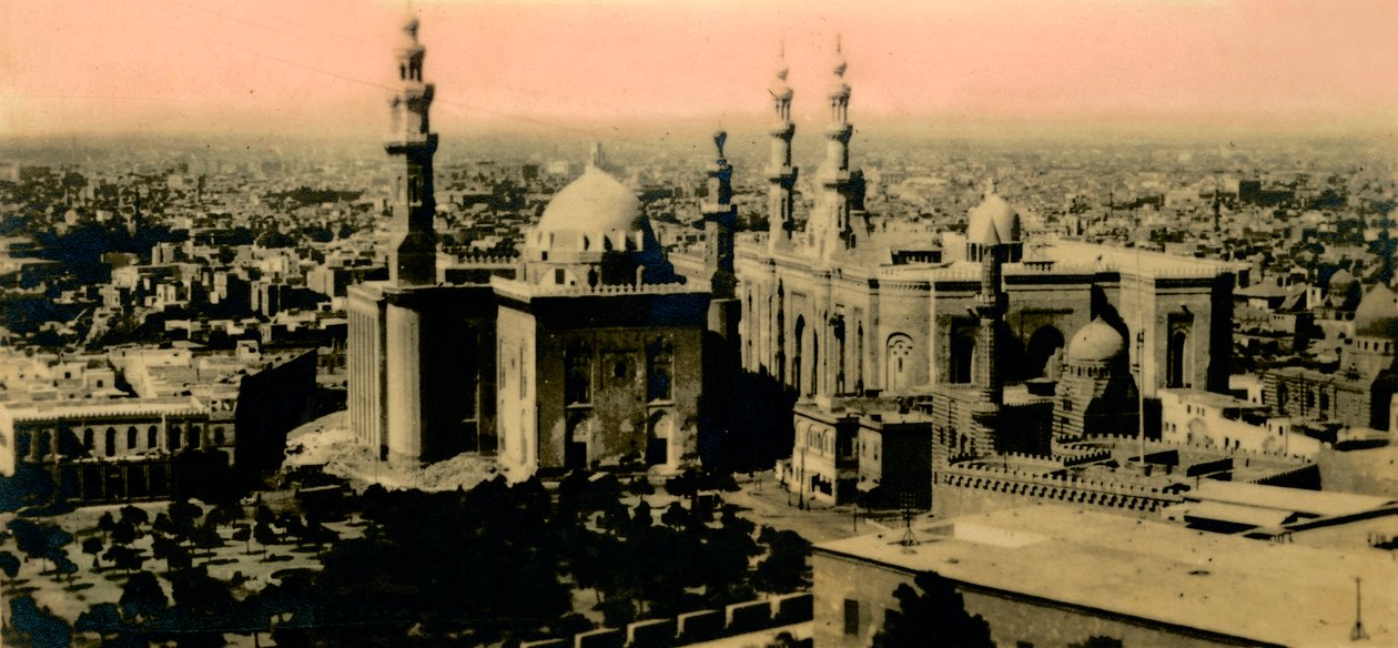 Kairo: Generel udsigt og Sultan Hassan-moskeen, c1918-c1939. af Unbekannt