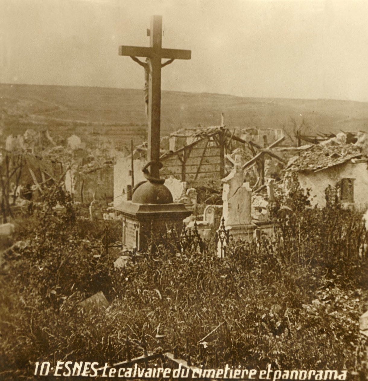 Golgata på kirkegården i Esnes, Nordfrankrig, c1914-c1918 af Unbekannt