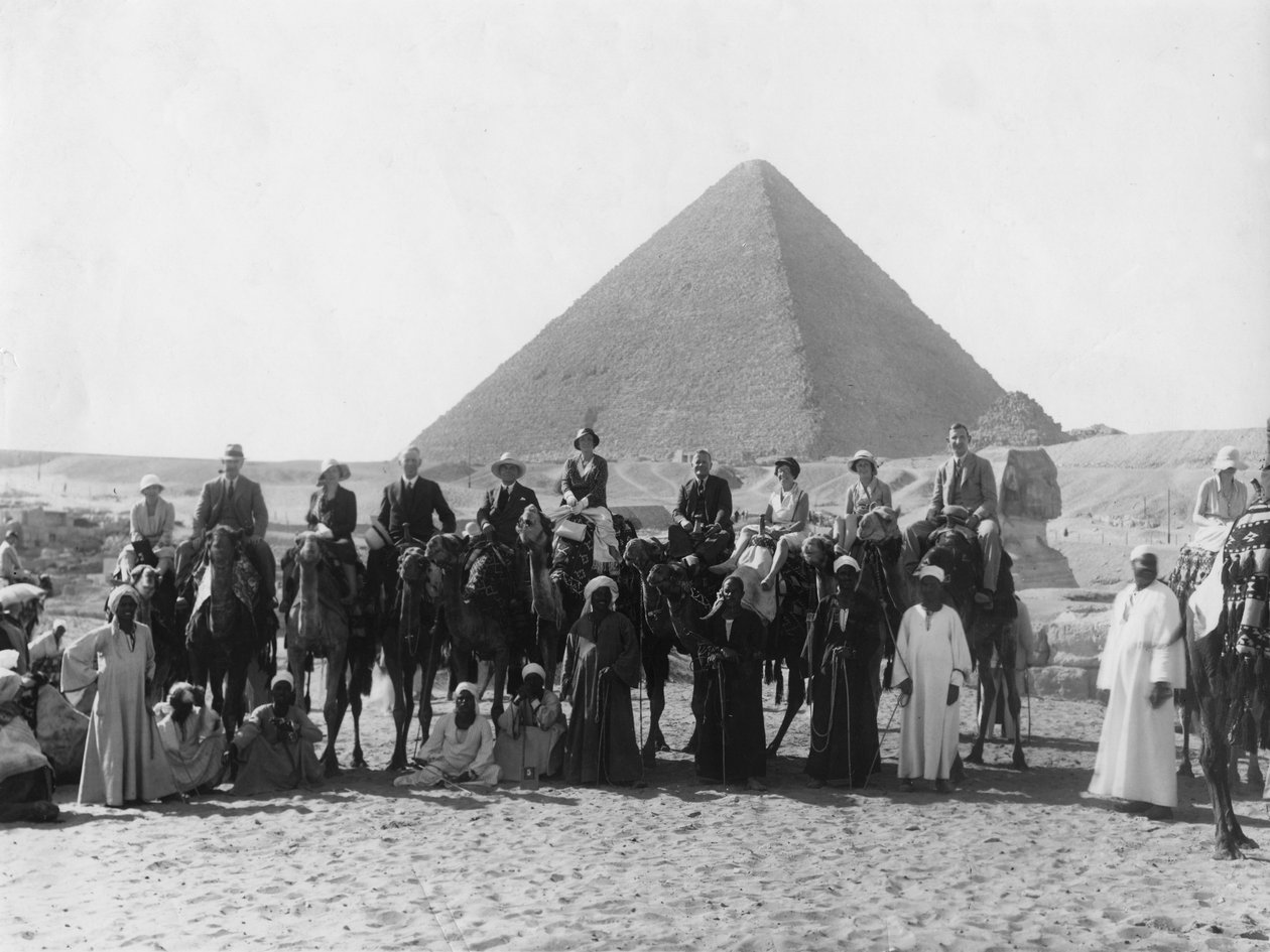 Kameltur foran en af pyramiderne i Giza, Egypten, c1920