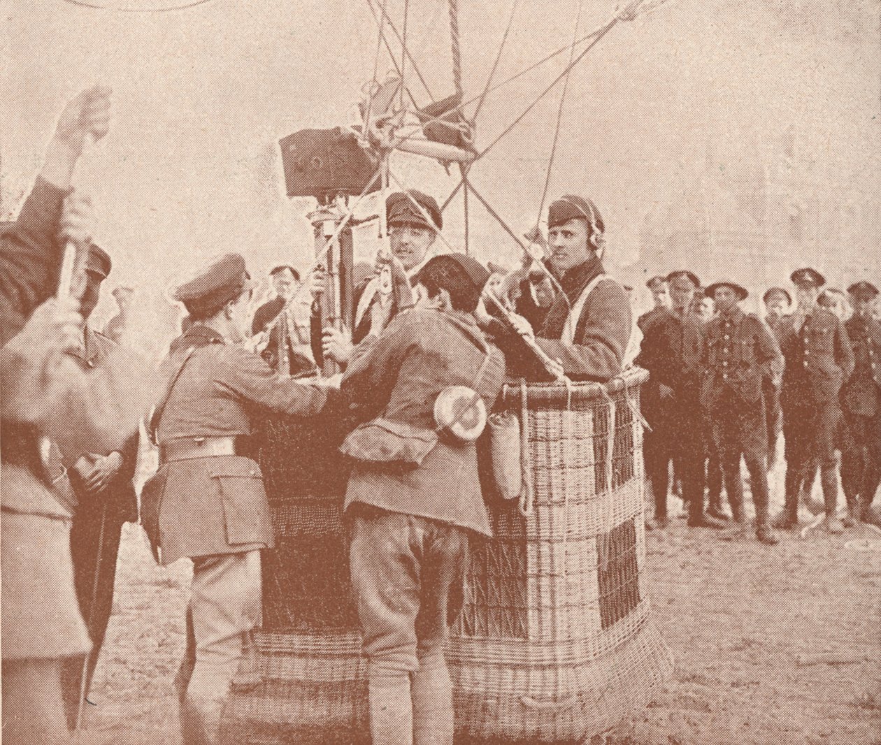Canadisk officiel filmfotograf og assistent klar til at stige op i en drageballon, c1917 1919 af Unbekannt