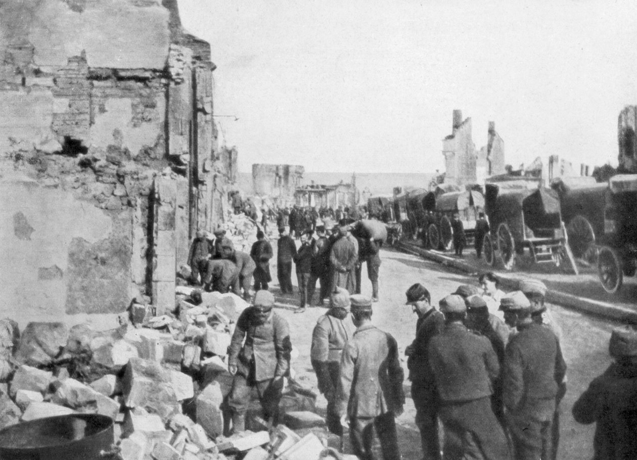 Fangede tyske fanger fjerner affald fra gaderne i Clermont-en-Argonne, Frankrig, 1914 af Unbekannt