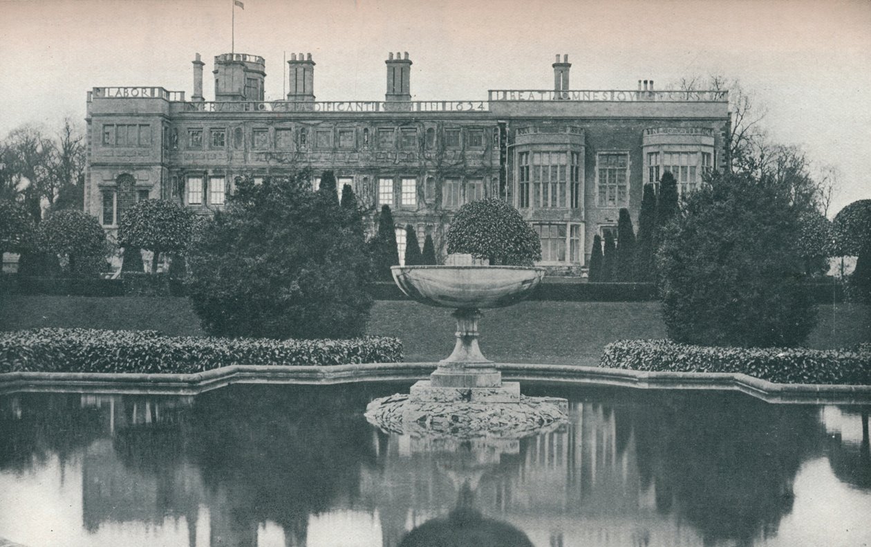 Castle Ashby, Northants: South Side, With Fountain, c1915 af Unbekannt