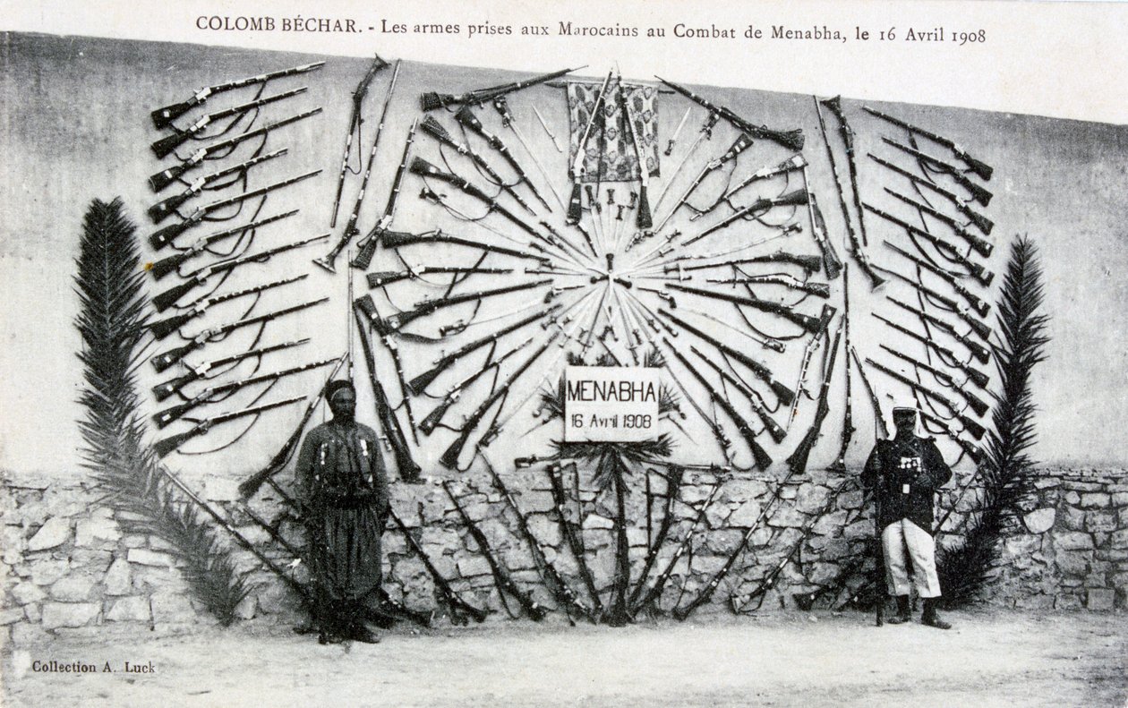Fangede våben fra slaget ved Menabha, Colomb-Béchar, Algeriet, c1910 af Unbekannt