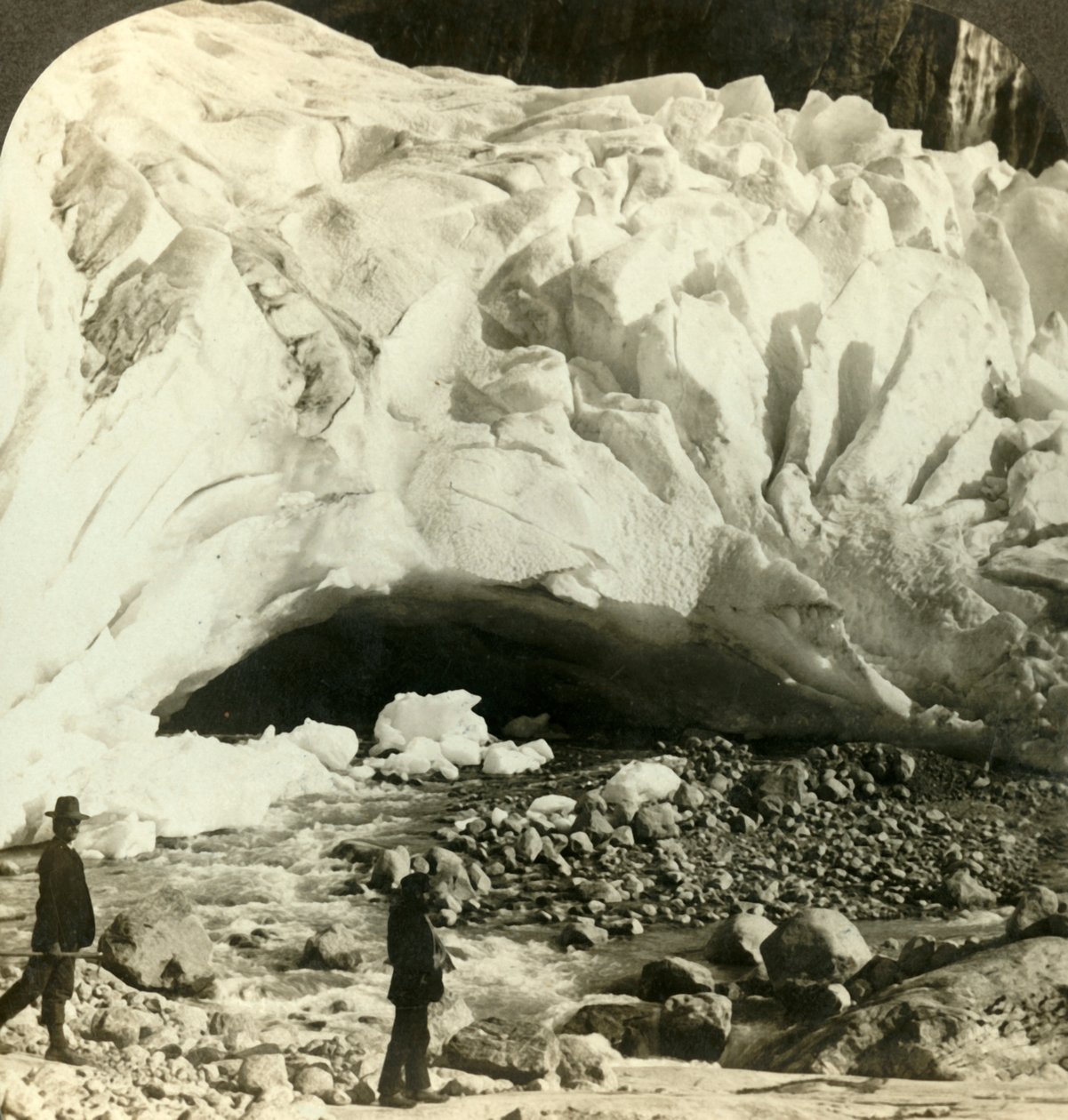 Huleagtig mund af kæmpe Briksdal gletsjer, hvor smeltende is danner bjergstrømme, Norge, c1905. af Unbekannt