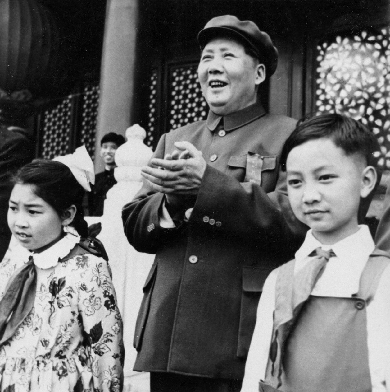 Formand Mao Zedong klapper paradere fra talerstolen på Tien An Men i Beijing, Kina af Unbekannt