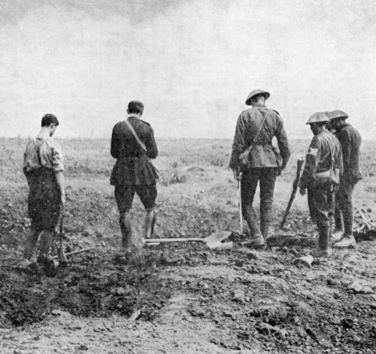 Kapellan udfører begravelsestjeneste i marken, mens begravelsesfest viser deres respekt, c1916 af Unbekannt