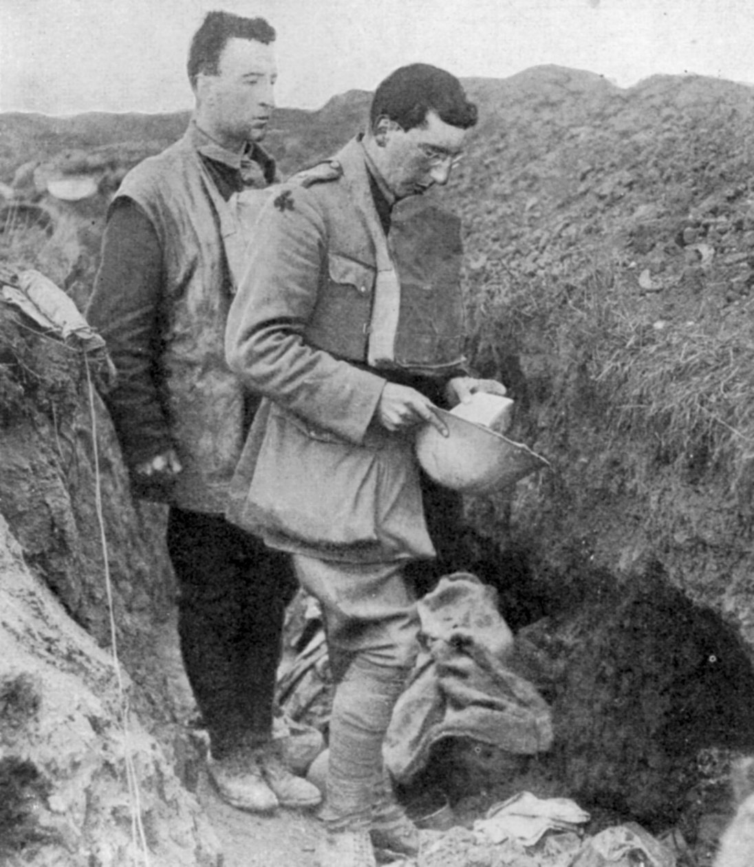 Kapellan af den første Munsters siger en begravelsesbøn over dræbte soldater i deres skyttegrav, 1918 af Unbekannt