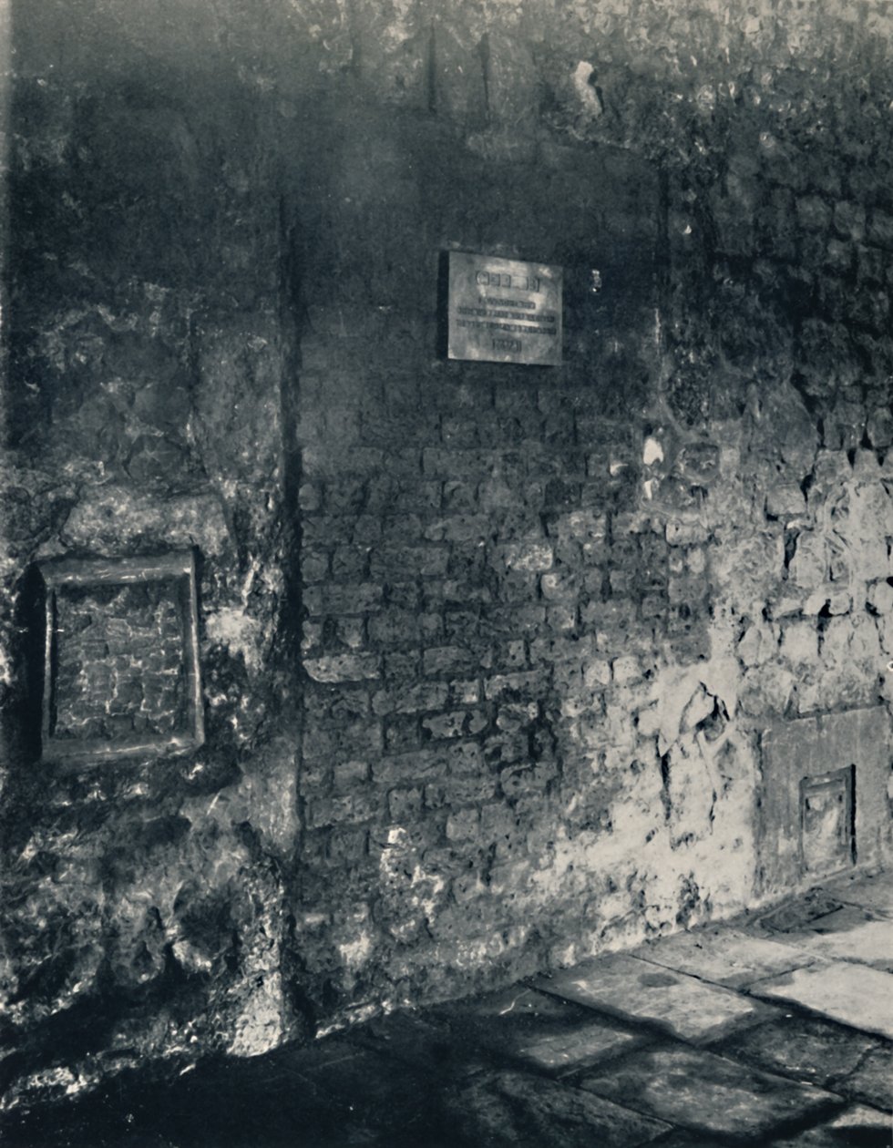 Charterhus. Food-Hatch and Doorway of a Monks Cell, in the Cloister, 1925 af Unbekannt