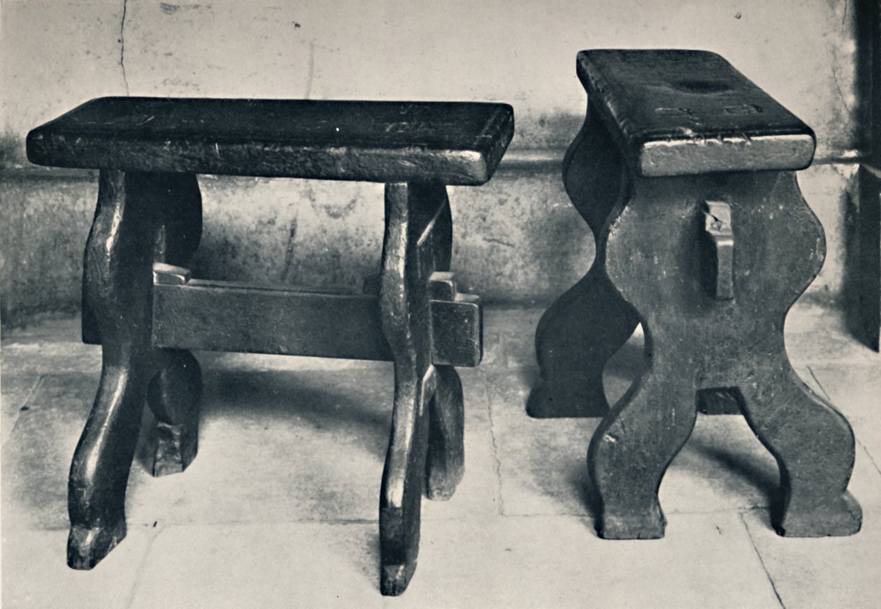 Charterhus. To gamle taburetter, nu bevaret i biblioteket, 1925 af Unbekannt