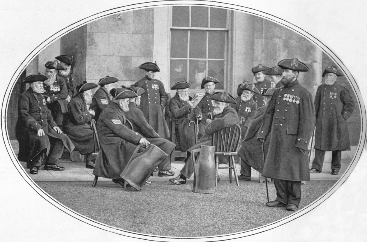 Chelsea Pensioners with black jacks, London, c1901 1901 af Unbekannt