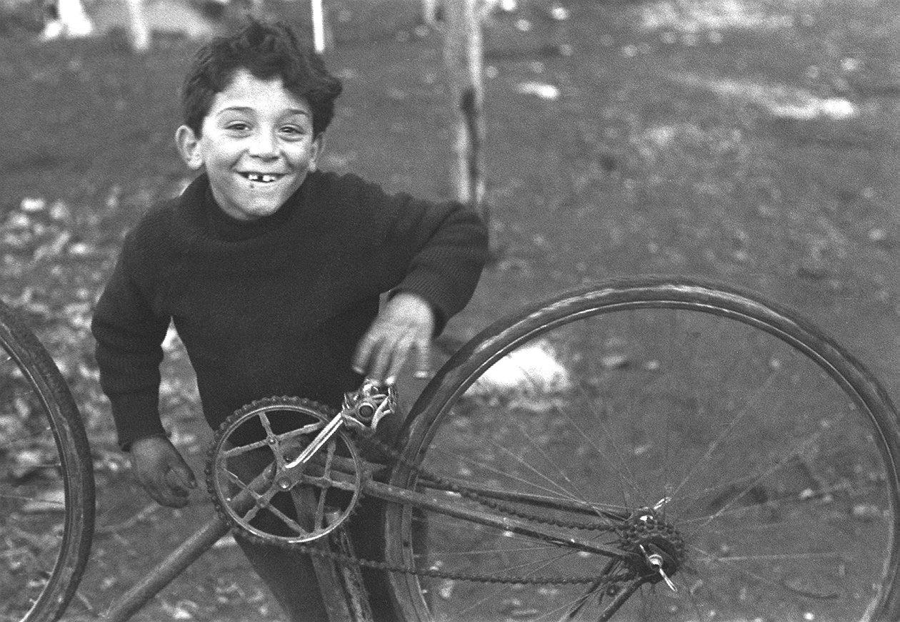 Barn, der fikser en cykel, Borghetto Nomentano, Rom, Italien af Unbekannt