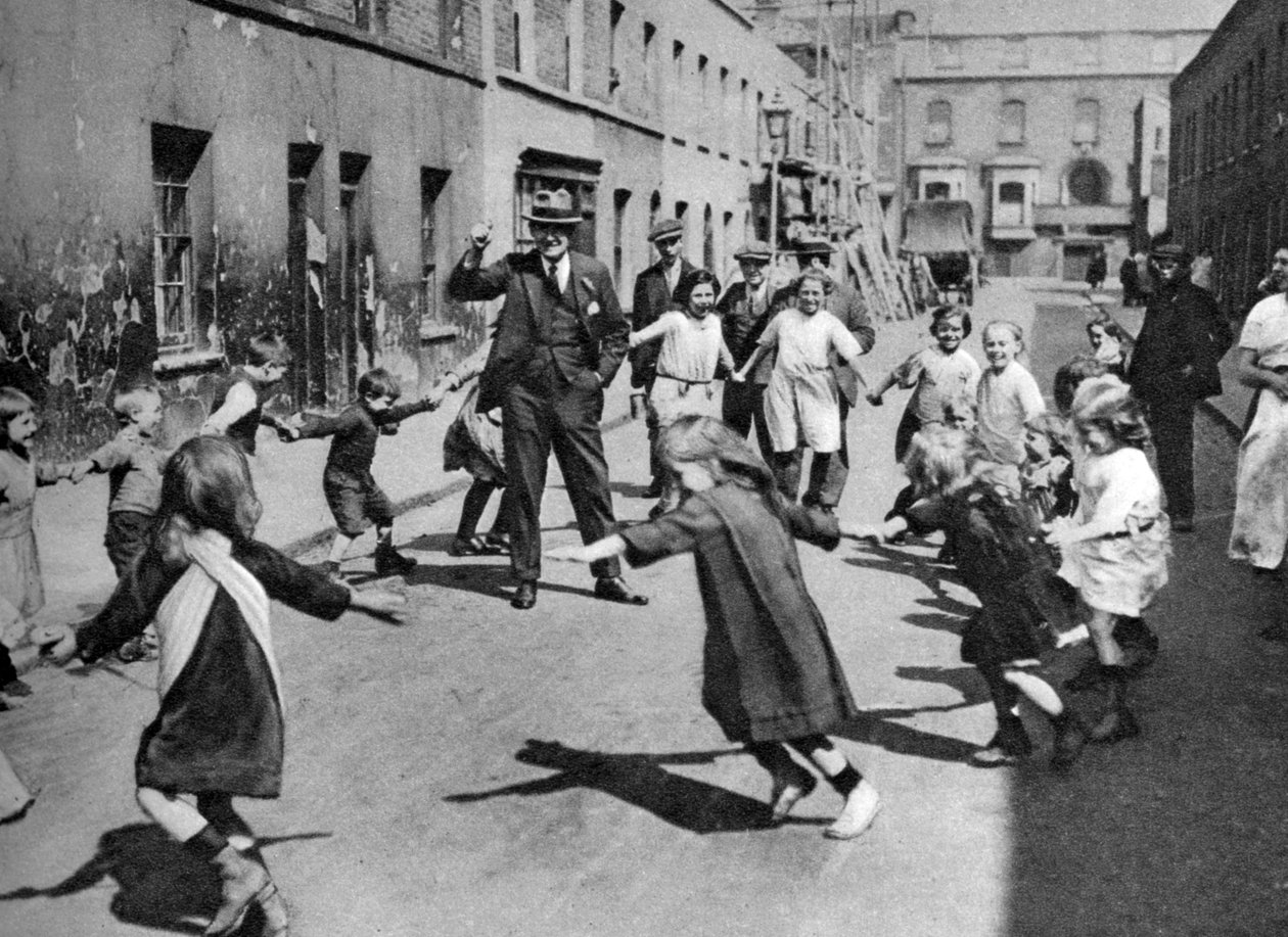 Børn danser på gaden, London, 1926-1927 af Unbekannt