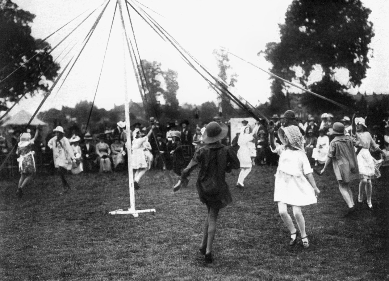 Børn danser om en majstang, 1926 af Unbekannt