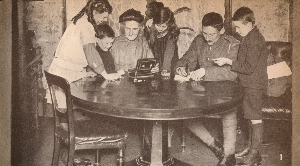Børn tømmer deres pengekasser for at investere i krigslån, c1917, 1935 af Unbekannt