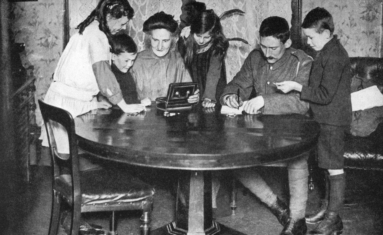 Børn tømmer deres pengekasser for at investere i krigsobligationer, 1936 af Unbekannt