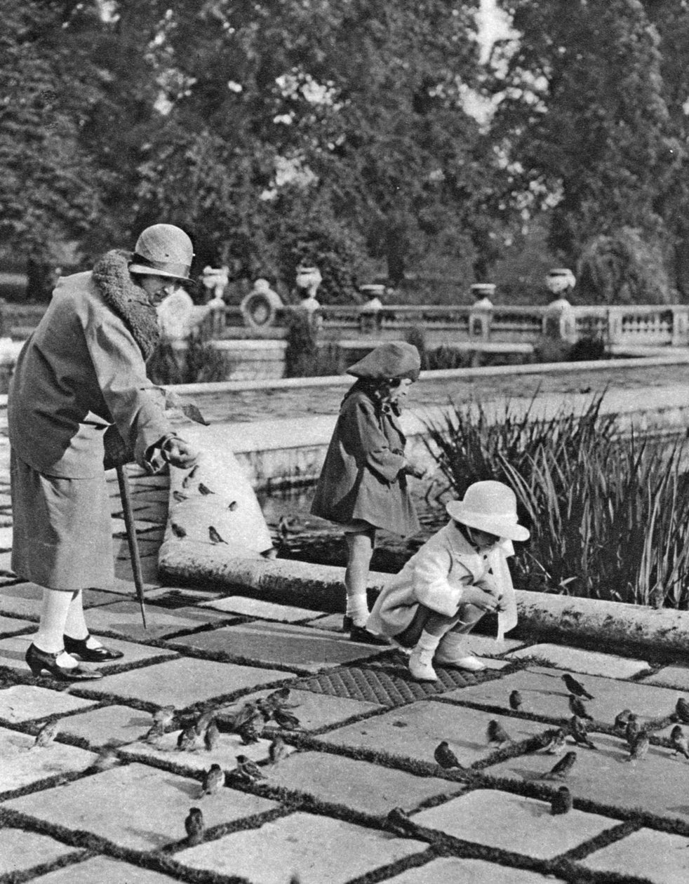 Børn fodrer spurvene i Hyde Park, London, 1926-1927 af Unbekannt
