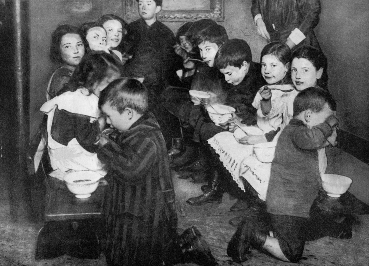 Børn i et fælles køkken, London, 1917 1936 af Unbekannt
