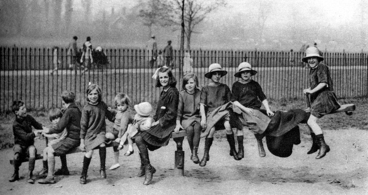 Børn i en park, London, 1926-1927 af Unbekannt