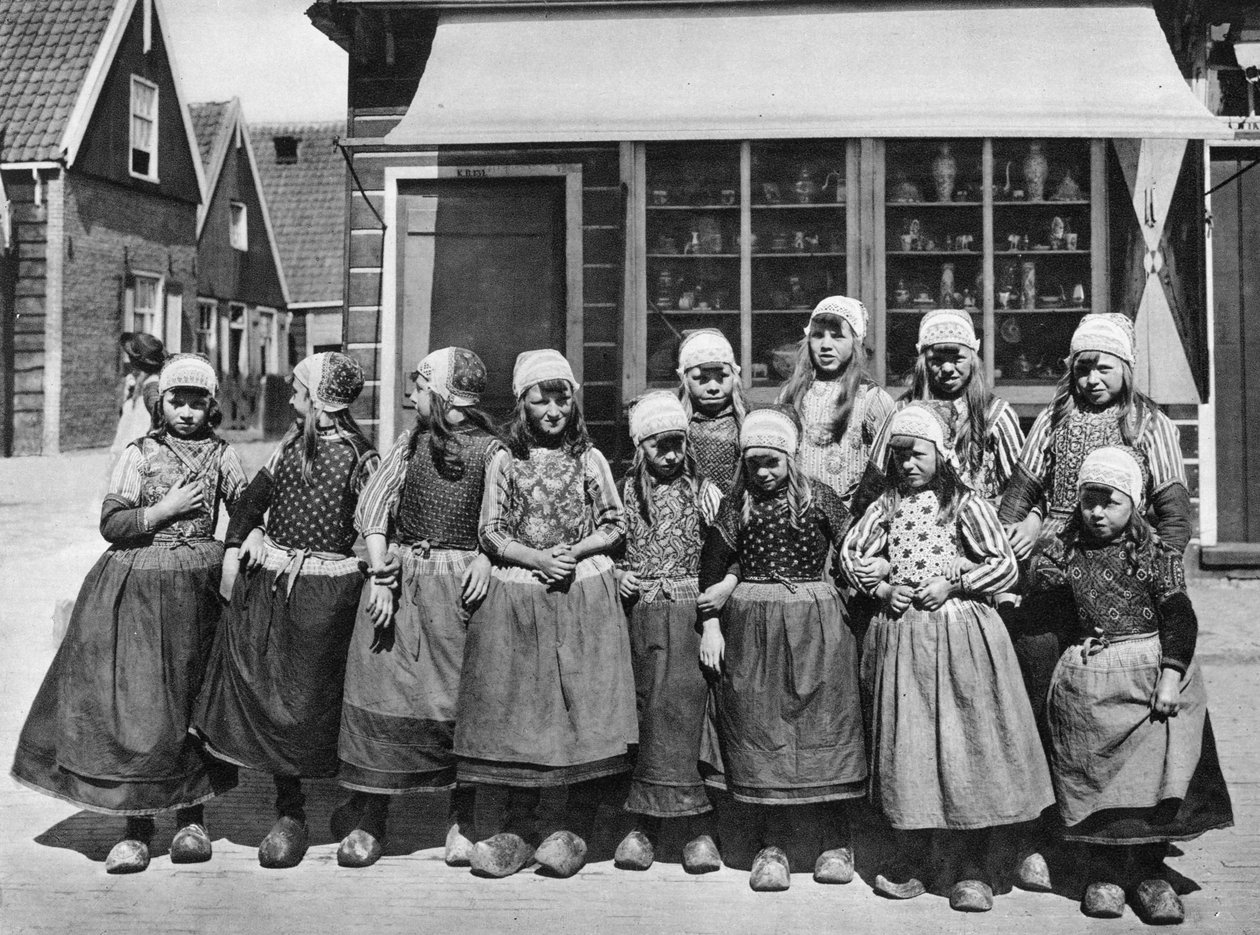 Børn i nationaldragt, Marken, Holland, c1934 af Unbekannt