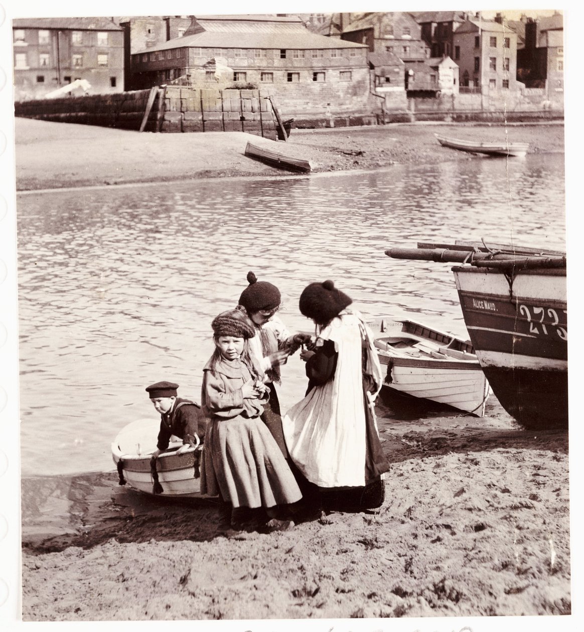 Børn leger ved vandkanten, Whitby Harbour, c 1905 af Unbekannt