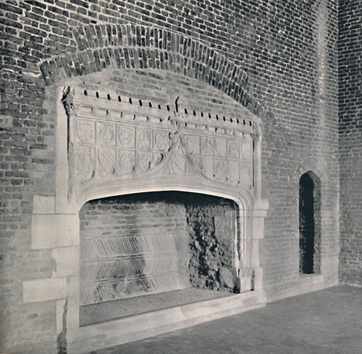 Skorstensstykke på Tattershall Castle, Lincolnshire, 1927 af Unbekannt