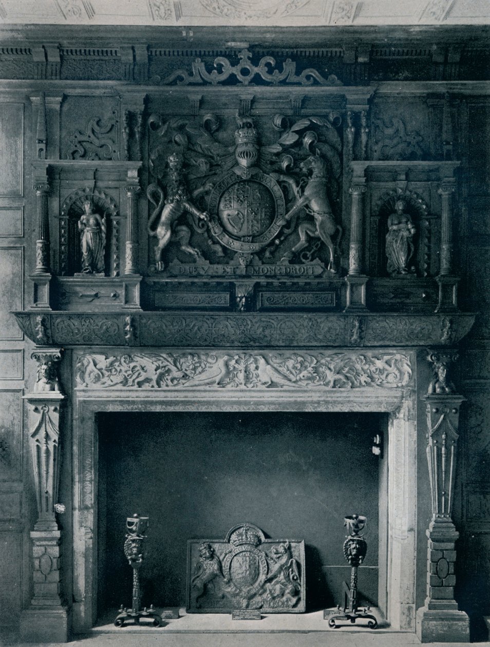 Skorstensstykke med Arms of James I, omkring 1606: fra det gamle palads, Bromley-By-Bow, 1945 af Unbekannt