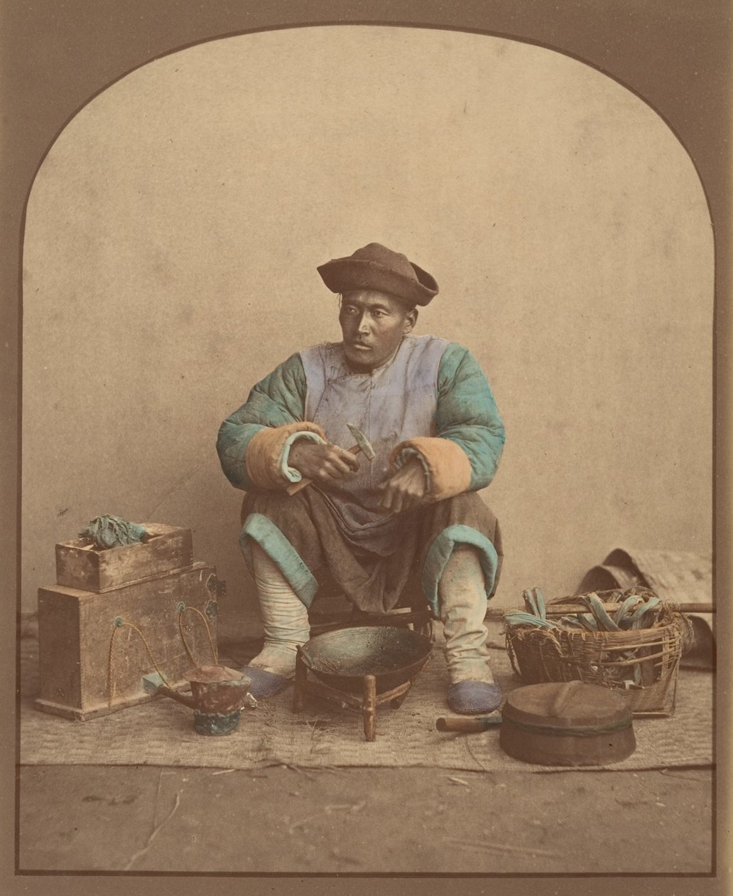 [Kinesisk mand, der sidder med værktøj], 1870
