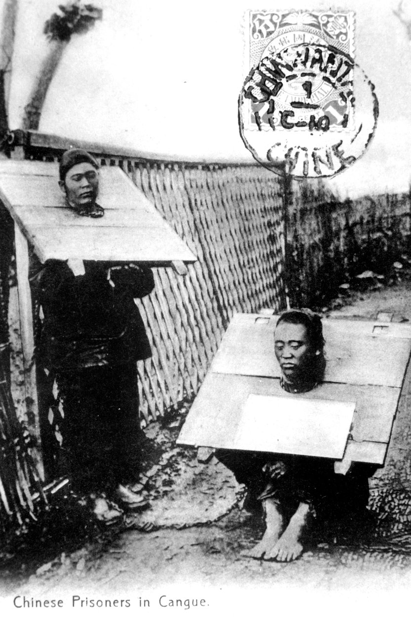 Kinesiske fanger i kanger, 1910 af Unbekannt