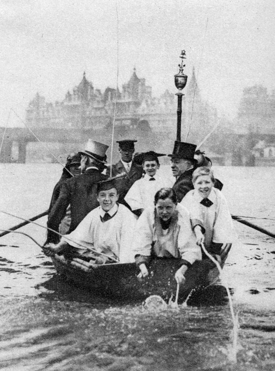 Choirboys of St Clement Danes slår grænsemærkerne på Themsen, London, 1926-1927 af Unbekannt