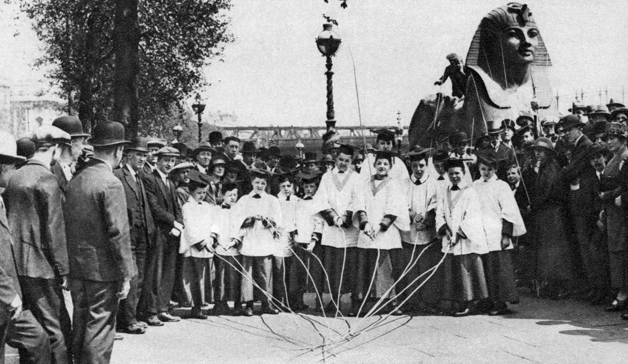 Choirboys of St Clement Danes slår grænsemærkerne med lange tryllestave, London, 1926-1927 af Unbekannt