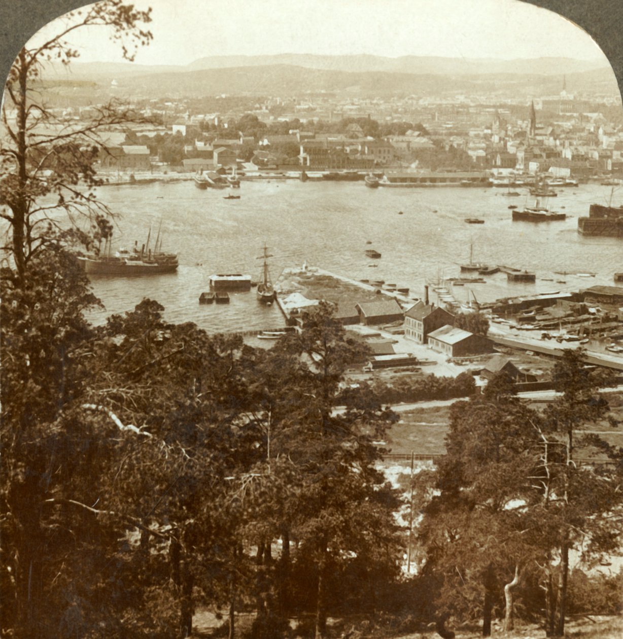 Christiania og hendes travle havn, N.W. fra Ekeberg Royal Palace til højre, Norge, c1905. af Unbekannt