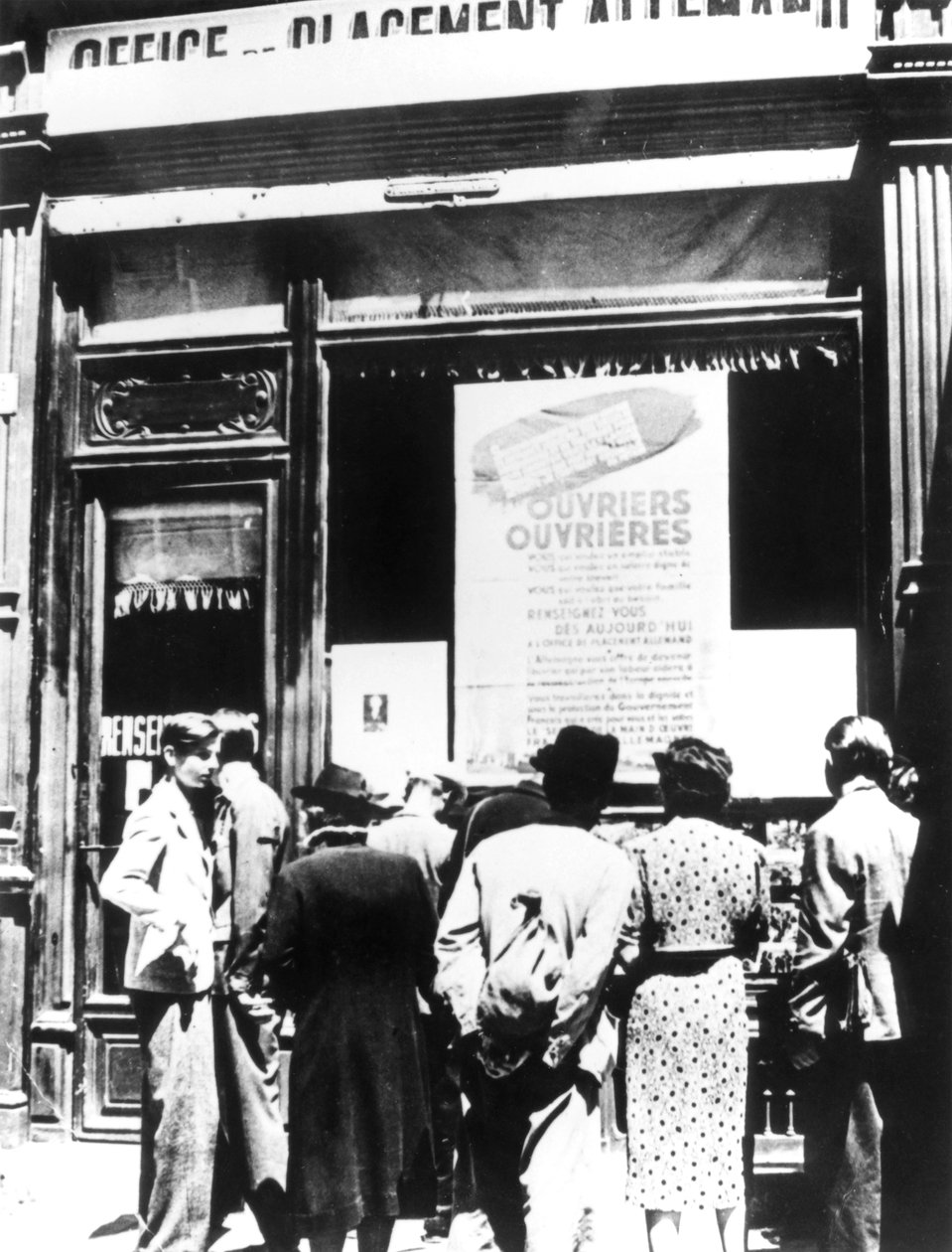 Borgere i Paris uden for et tysk rekrutteringskontor, 1940-1944 af Unbekannt