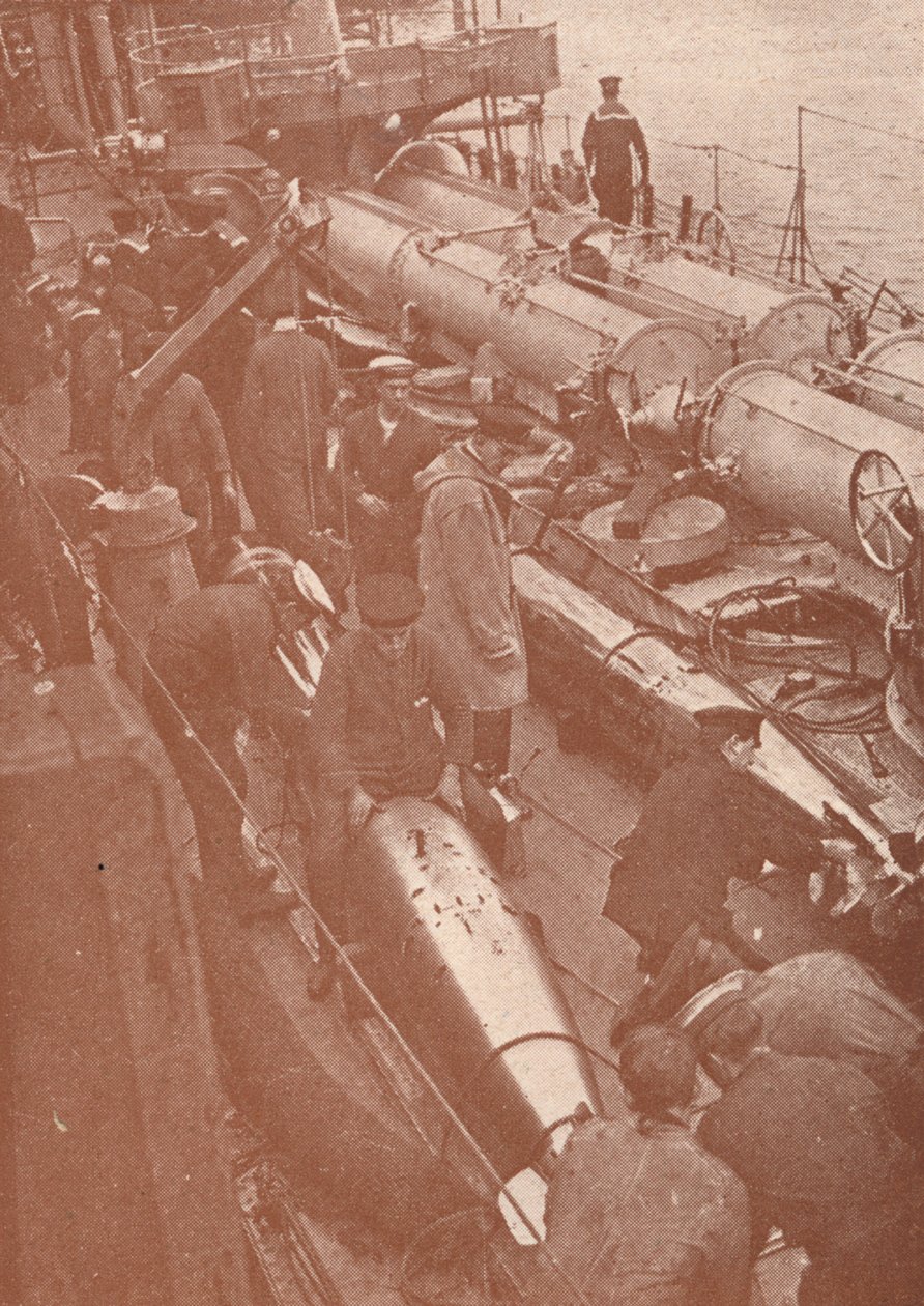 Rengøring og justering af torpedoer, c1917 1919 af Unbekannt