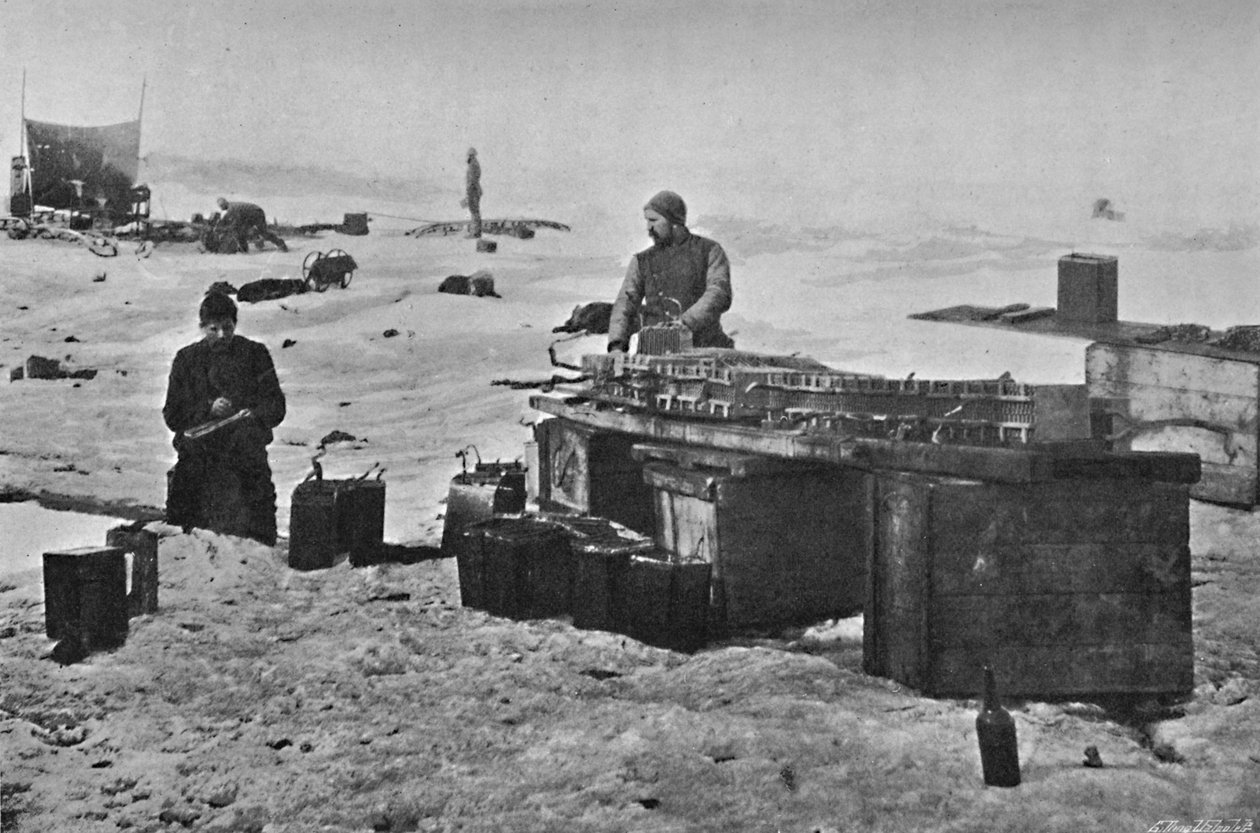 Rengøring af akkumulatorerne før opbevaring. juli, 1895, 1897 af Unbekannt